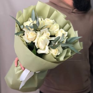 Букет белые розы и эвкалипт