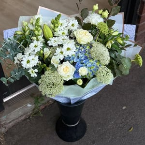 Букет «Белоснежная чистота» из хризантем и экзотических цветов