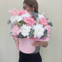 Шляпная коробка с цветами «Дарю нежность» из роз и хризантем