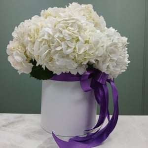 Шляпная коробка с цветами «Белый ангел» из гортензий