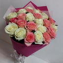 Букет из 25 белых и розовых роз