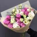 Букет с кустовыми розами и лизиантусами