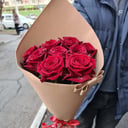 Букет красных роз в стильной упаковке