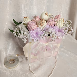 Композиция из клубники в шоколаде с цвет