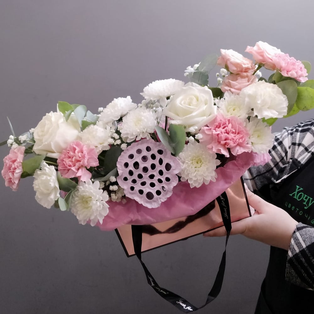 Коробка с цветами «Монро» из гвоздик и роз