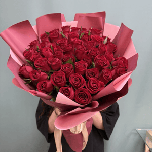 Букет из 51 красной розы в оформлении