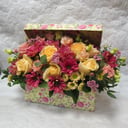 Коробка с цветами «Абрикосовый десерт» из роз и хризантем