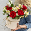 Шляпная коробка с цветами «Вселенная» из роз и альстромерий