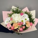 Букет с гортензией и тюльпанами