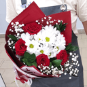 Букет "Цветочный сюрприз" из роз и хризантем