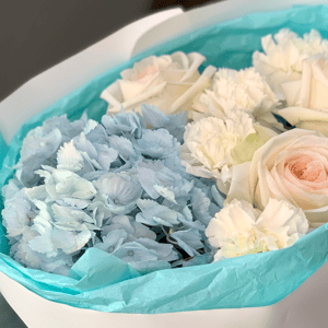 Нежный букет в бело-голубых тонах 1119 из гвоздик и гортензий