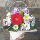 Корзина с цветами «Приятный сюрприз» из хризантем и альстромерий