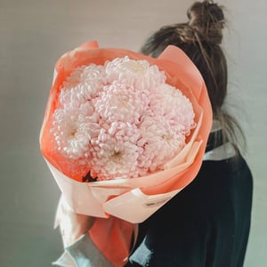 Букет «Нежно розовые хризантемы»