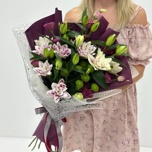 Букет «Вечер на озере» из лилий и эустом