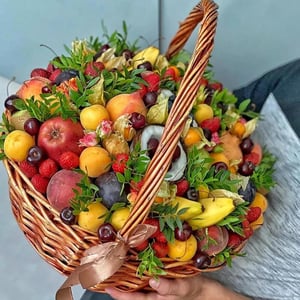 Композиция из клубники «Фруктовая корзина фрукты ягоды»