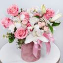 Шляпная коробка с цветами «Королевская элегия» из роз и ирисов