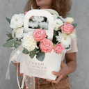 Коробка с цветами «Цветочная сумочка» из роз и гвоздик