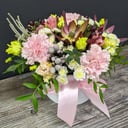 Композиция «Цветы в коробке» из эустом и хризантем