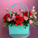 Коробка с цветами «Сумочка с французскими розами» из эустом