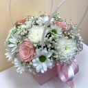 Коробка с цветами «Сумочка - комплимент» из хризантем и роз