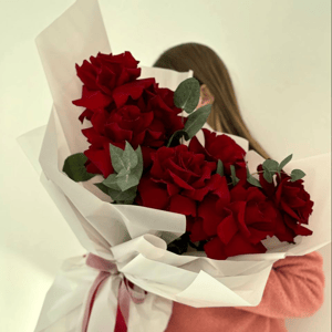 Букет из 7 русских роз с эвкалиптом