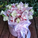 Подарочный набор «Белые кустовые розы и Раффаэлло»