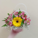 Коробка с цветами «Букет с альстромериями в сумочке»