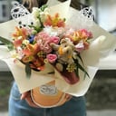 Шляпная коробка с цветами «Мимимишки» из фрезии и роз