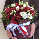 Шляпная коробка с цветами «Красное и белое» из эустом и хризантем
