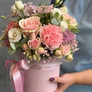 Шляпная коробка с цветами «От всего сердца» из роз и гвоздик