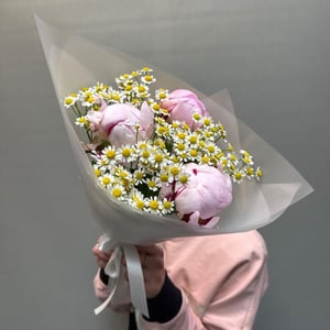 Букет «Пионы и ромашка»