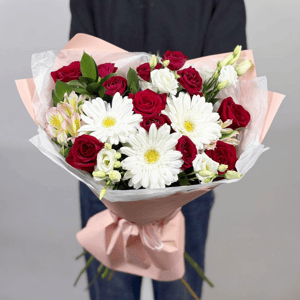 Винтажный букет из роз и альстромерий