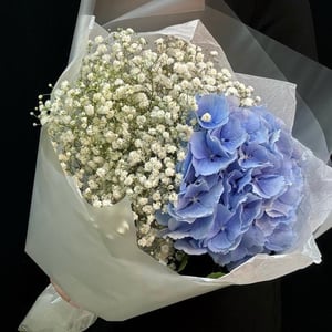 Букет с гортензией и гипсофилой