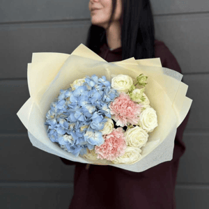 Нежный букет из голубой гортензии, белой кустовой Розой и диантусов
