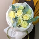 Букет «Белые розы и эвкалипт»