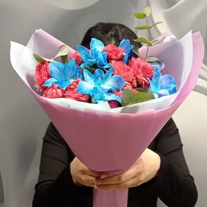 Букет из Кустовой Пионовидной Розы и Орхидей