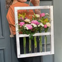 Композиция «Цветочная рамка» из орхидей и роз