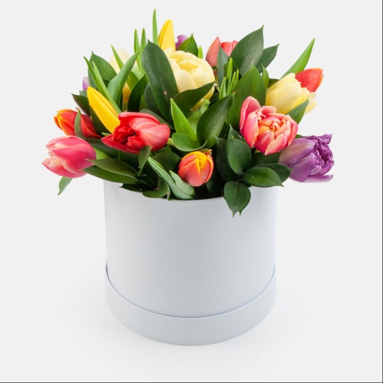 Шляпная коробка с цветами «Весенний» из тюльпанов