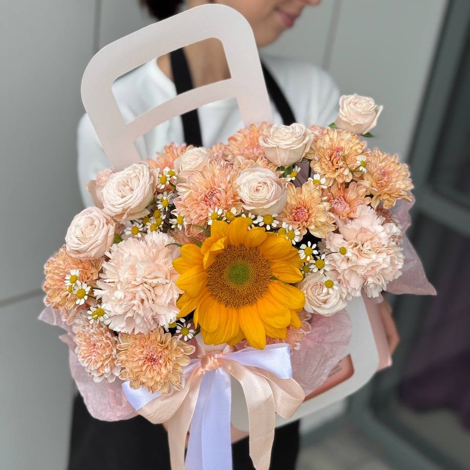 Коробка с цветами «Солнечная композиция в сумке» из хризантем и ромашек