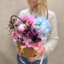 Коробка с цветами «Свежие цветы ассорти в сумочке» из альстромерий и гвоздик