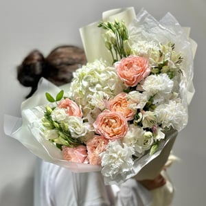 Авторский букет: Пионовидная роза из альстромерий и эустом