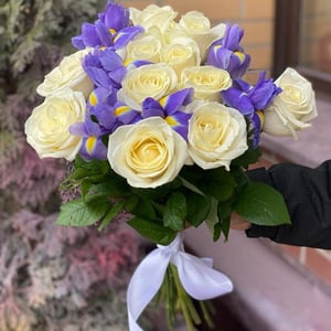 Букет «Кофе с молоком» из роз и ирисов