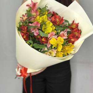 Сочная альстромерия в букете