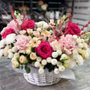 Большая корзина цветов из роз и хризантем