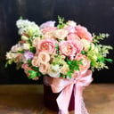 Шляпная коробка с цветами «Бархатная коробочка коричневая» из роз и эустом