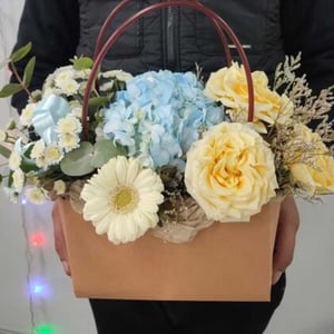 Коробка с цветами «Сумочка с гортензией и розами»