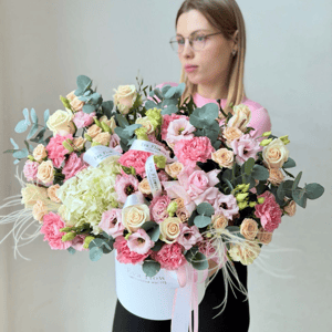 Шляпная коробка с цветами в нежных оттенках из роз и гвоздик