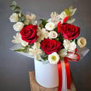 Букет "Белиссимо" в шляпной коробке из роз и эустом