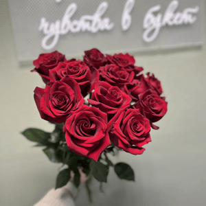 Букет из красных роз по ленту