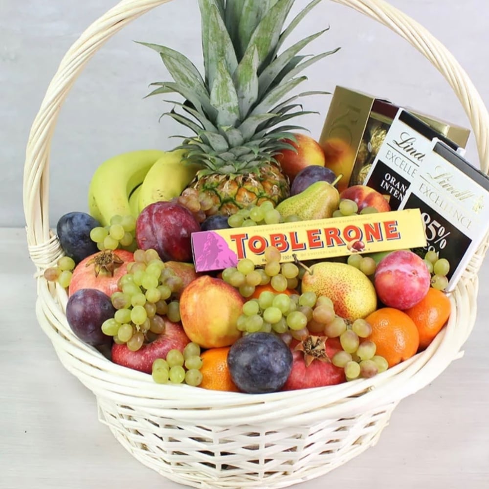 Фруктовая корзина и шоколад